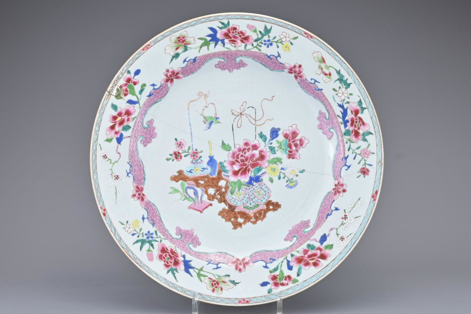 A LARGE CHINESE FAMILLE ROSE EXPORT PORCELAIN DISH, 18TH CENTURY (1 of 9)