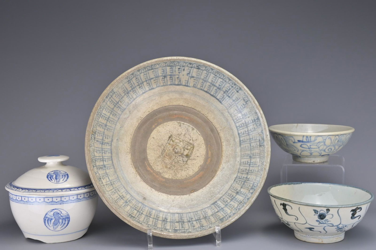 FOUR CHINESE CERAMIC ITEMS, MING AND LATER (1 of 20)