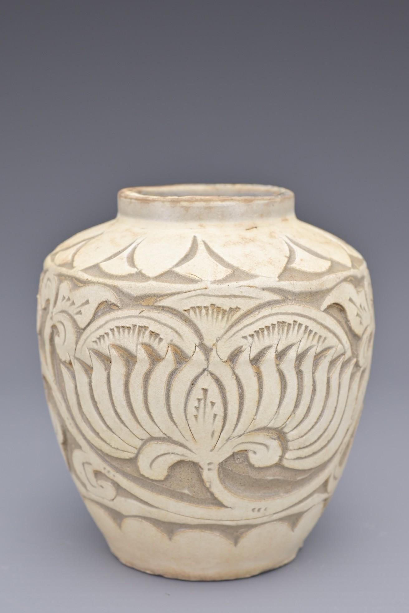 A SMALL CHINESE CIZHOU POTTERY JAR (1 of 7)