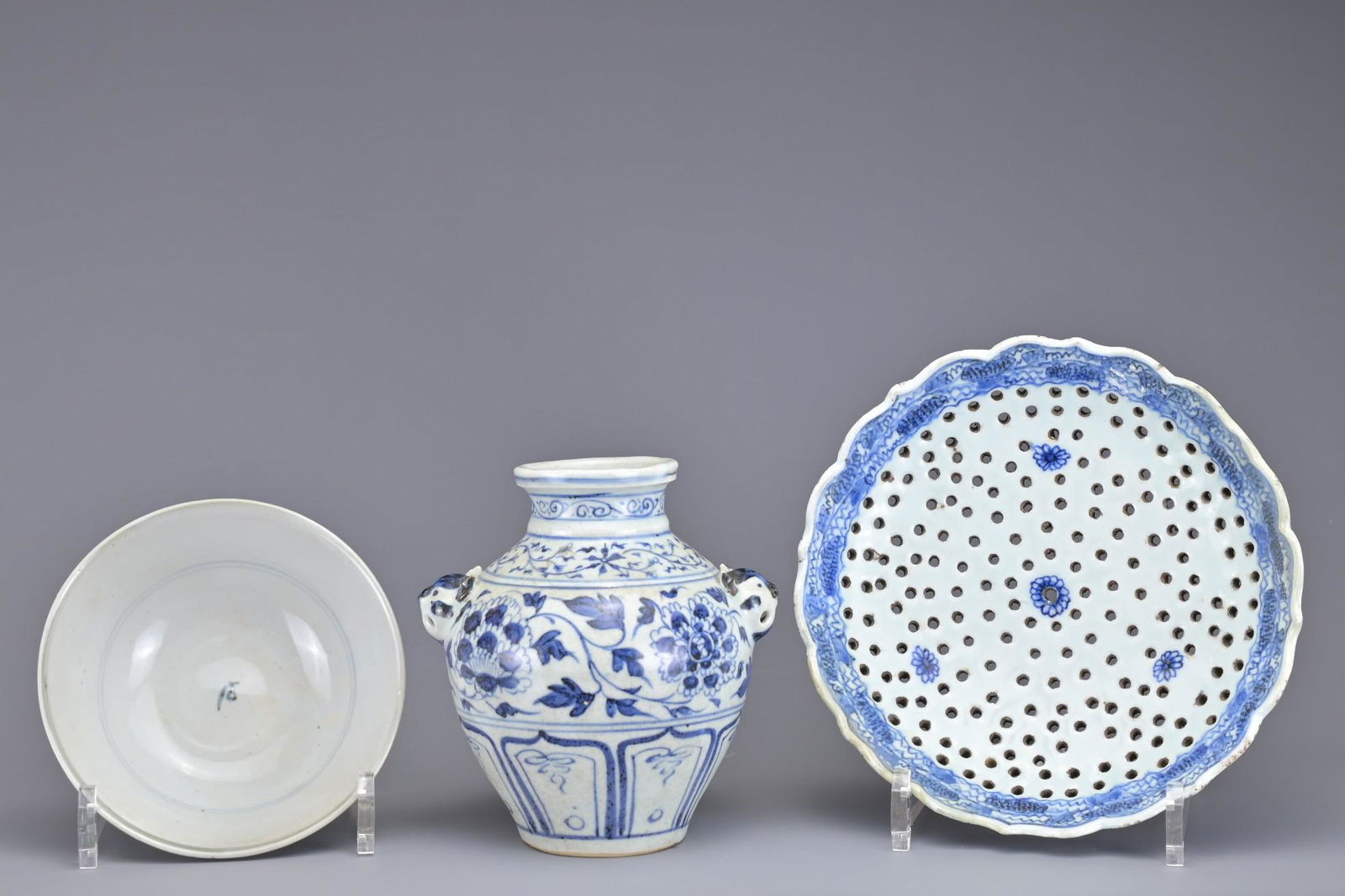 THREE CHINESE BLUE AND WHITE PORCELAIN ITEMS (1 of 19)
