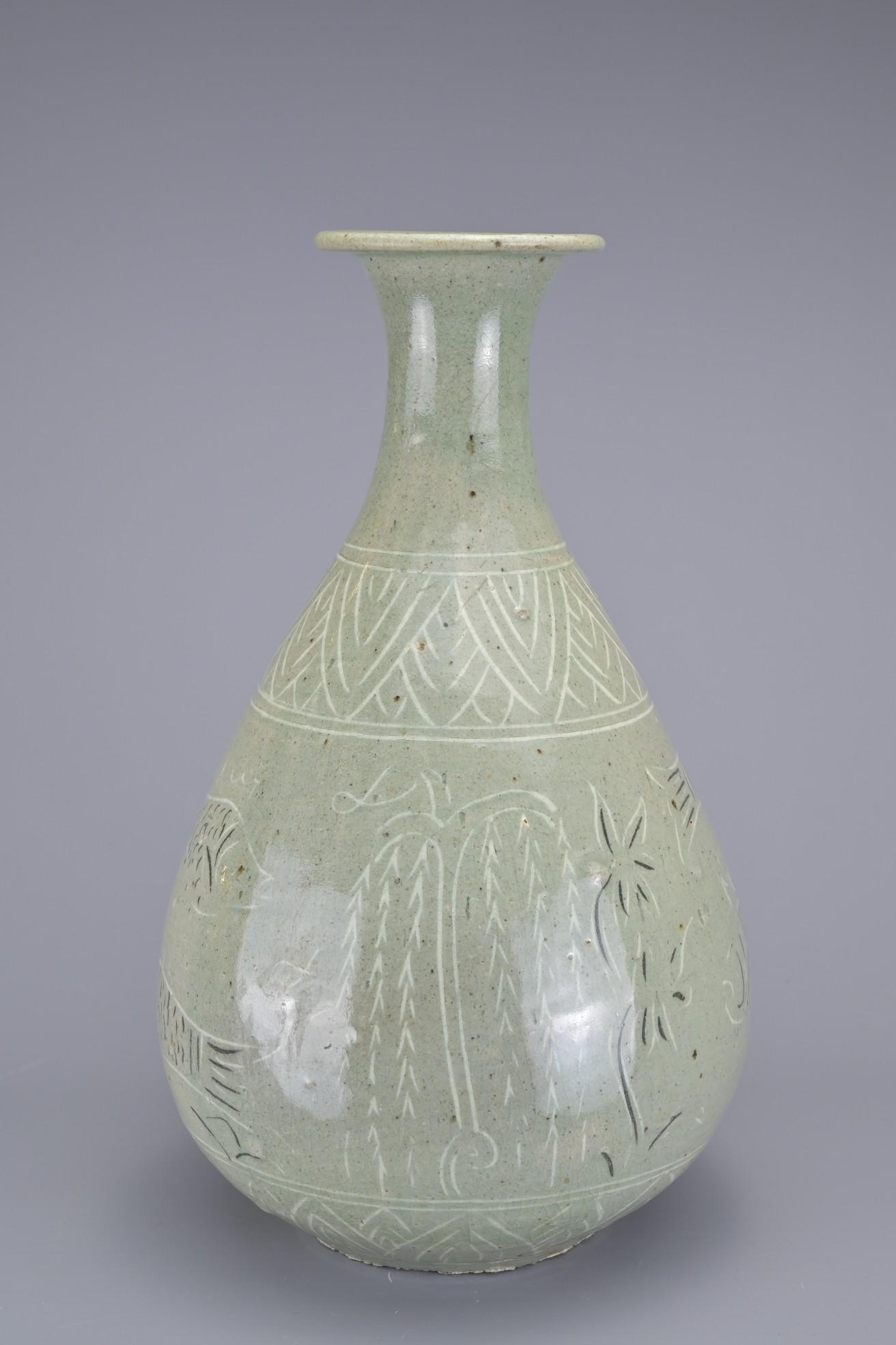 A KOREAN PEAR SHAPED BOTTLE VASE (1 of 7)