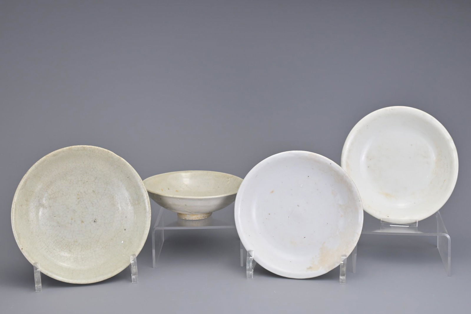 FOUR CHINESE WHITE-GLAZED CERAMIC DISHES (1 of 11)