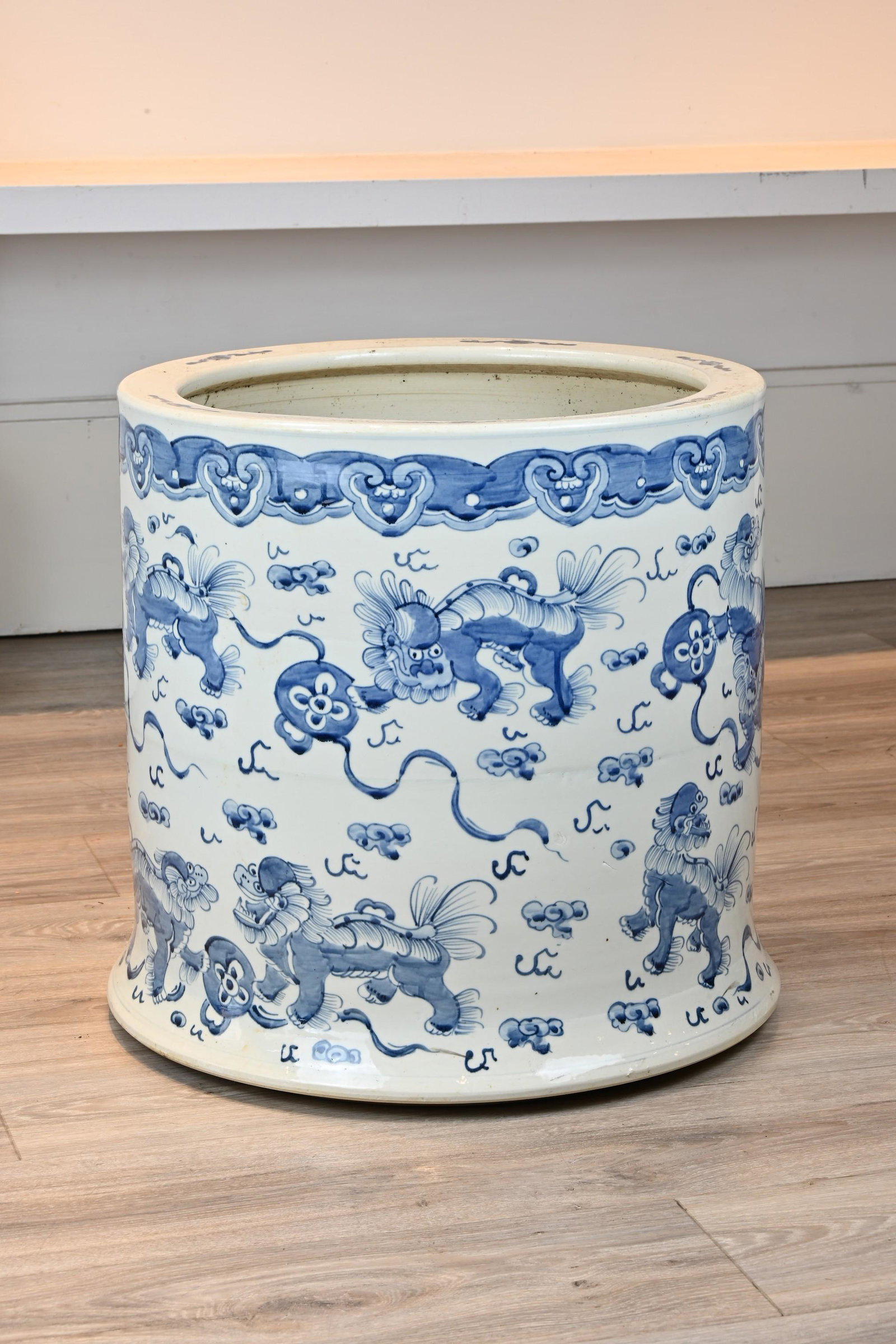 A VERY LARGE CHINESE BLUE AND WHITE PORCELAIN PLANTER, 20TH CENTURY. Of cylindrical form with (1 of 7)