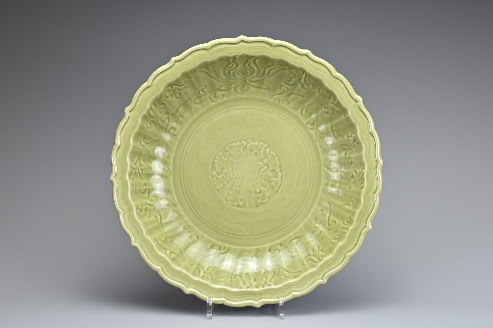 A LARGE CHINESE LONGQUAN CELADON BRACKET LOBED DISH (1 of 6)