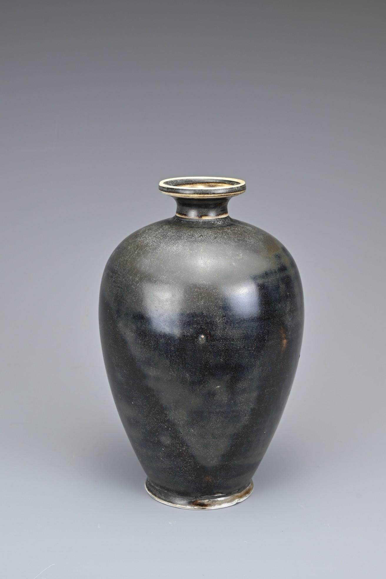 A CHINESE DING TYPE BROWN GLAZED BOTTLE VASE (1 of 5)