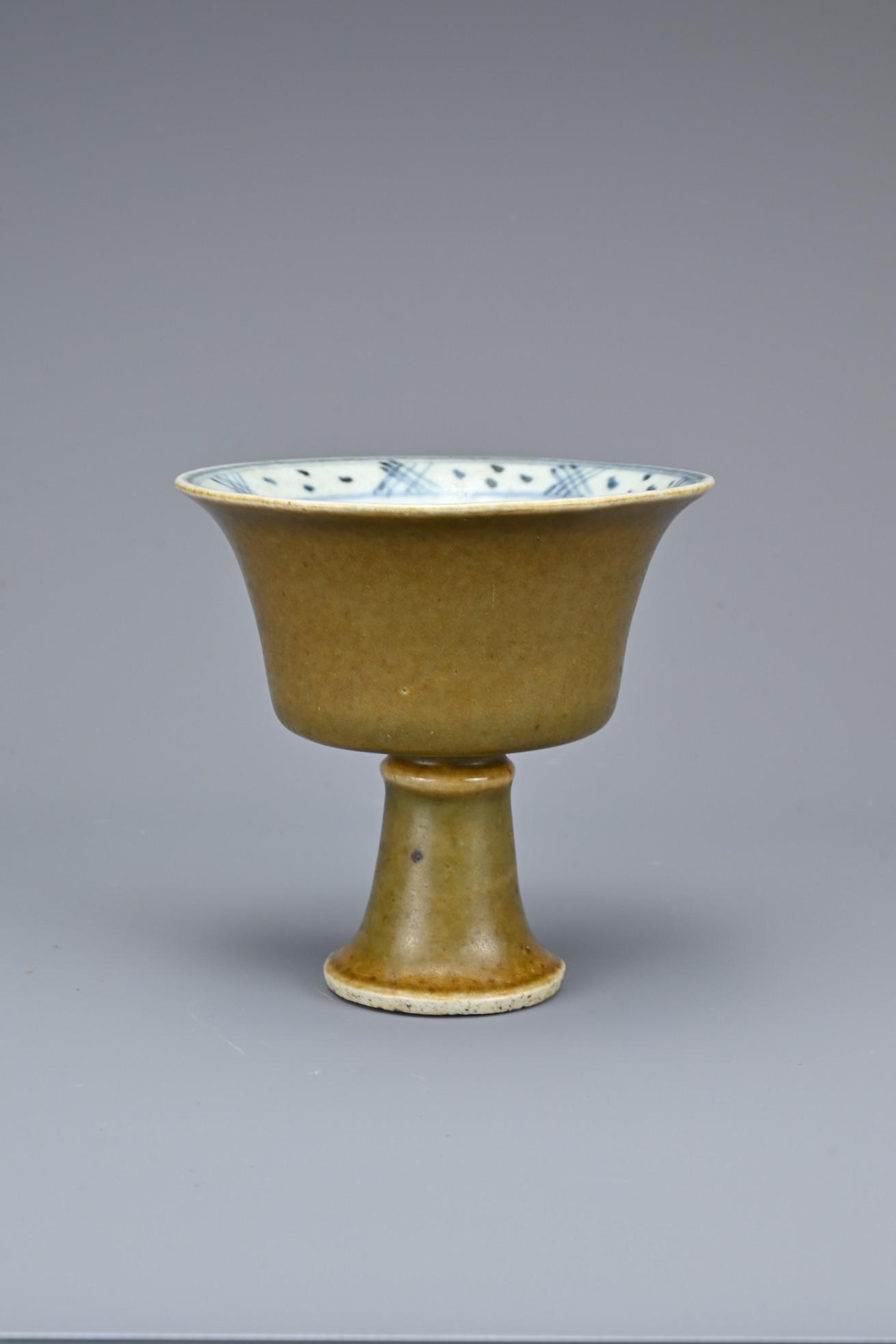A CHINESE BROWN GLAZED BLUE AND WHITE PORCELAIN STEM CUP (1 of 7)