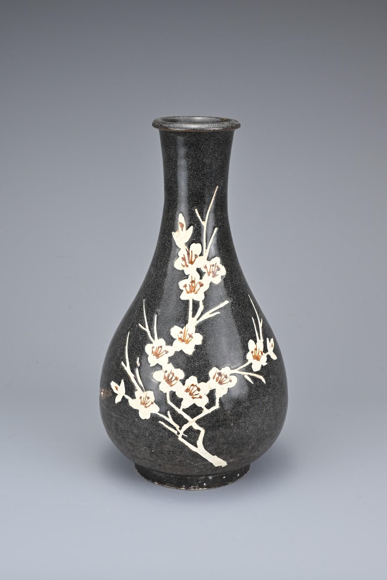 A CHINESE JIZHOU PRUNUS BOTTLE VASE (1 of 7)
