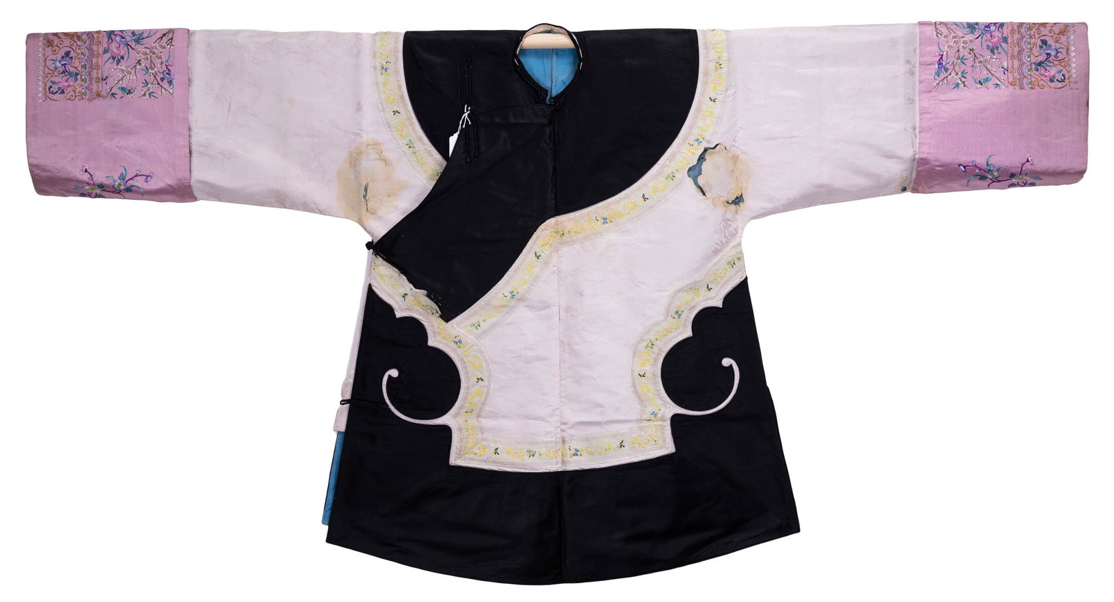 A CHINESE EMBROIDERED SILK PALE PINK- GROUND WOMEN'S JACKET, LATE 19TH/20TH CENTURY. The pale pink (1 of 7)