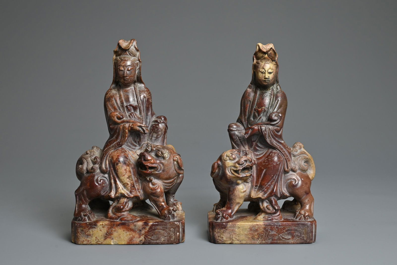 A MIRRORED PAIR OF CHINESE CARVED SOAPSTONE FIGURES OF GUANYIN, 19/20TH CENTURY. Each figure well (1 of 7)