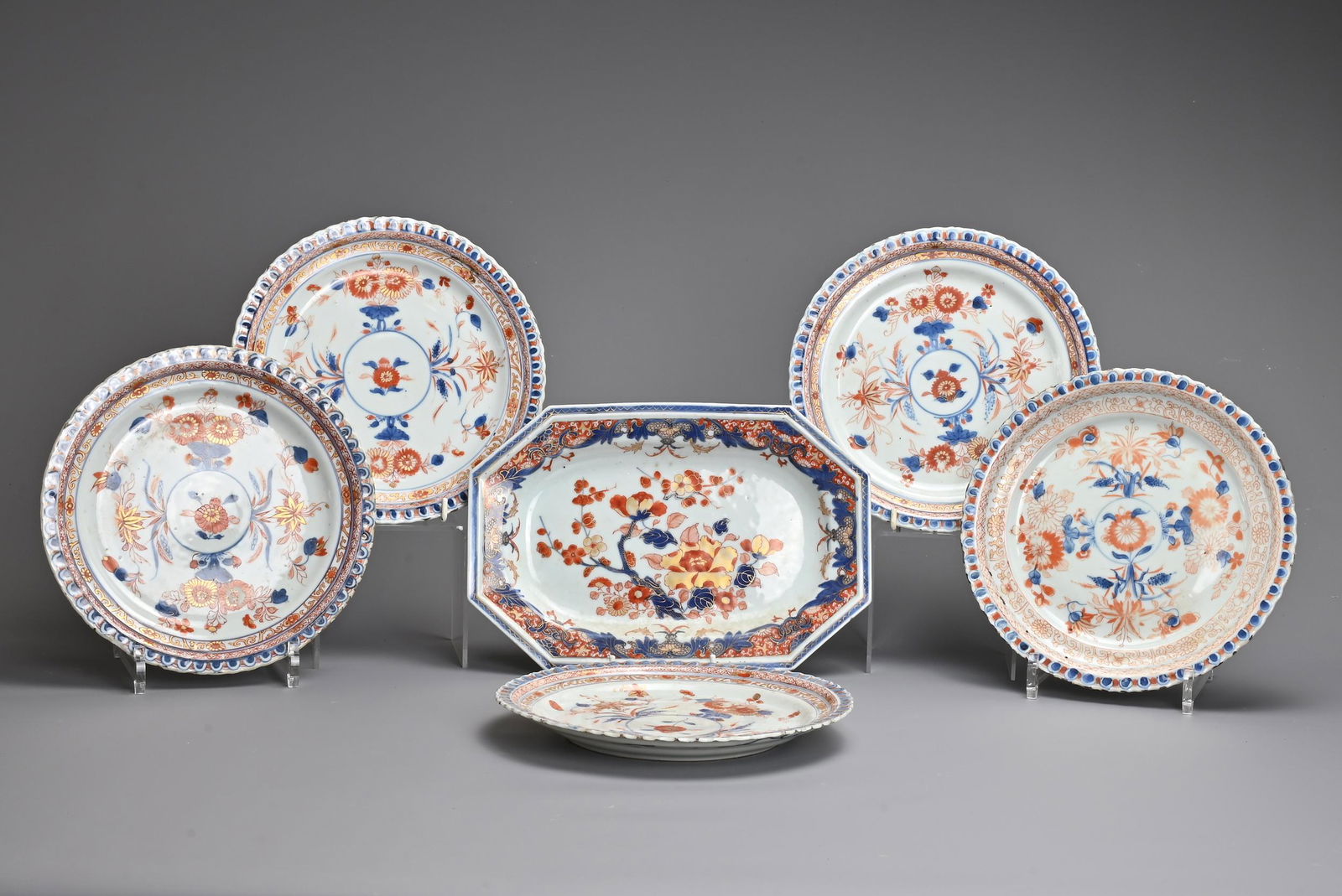 A GROUP OF CHINESE KANGXI IMARI DISHES AND PLATTER, 18TH CENTURY. To include a set of five lobed (1 of 13)