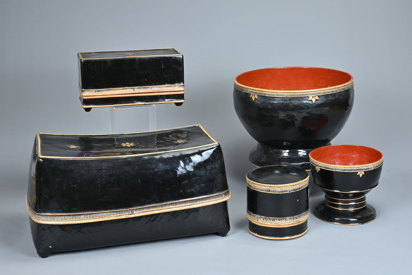 A GROUP OF BURMESE LACQUER ITEMS, 20TH CENTURY. To include containers and boxes with covers with red (1 of 5)