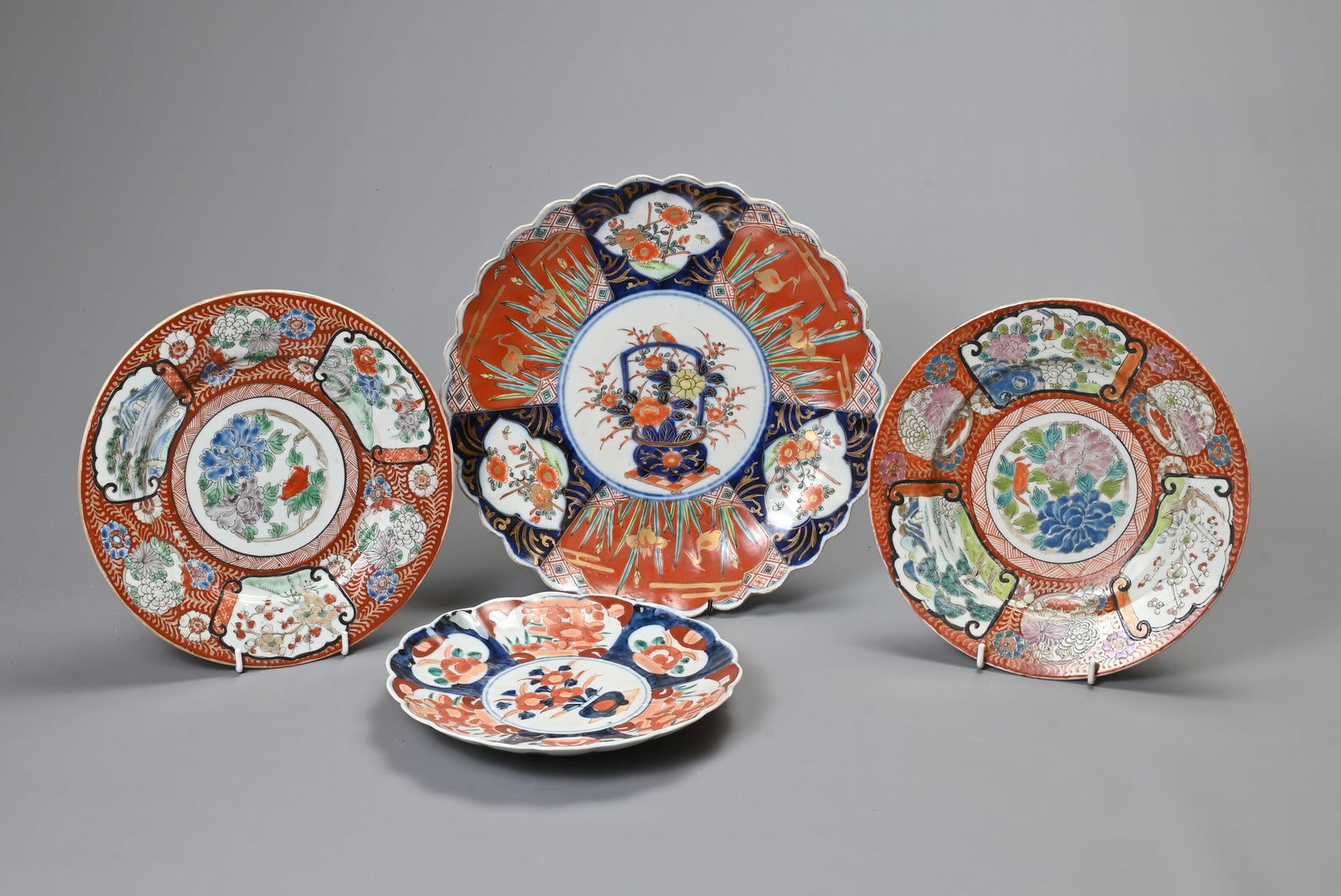 TWO JAPANESE IMARI SCALLOPED CIRCULAR DISHES AND A PAIR OF PLATES, 19TH CENTURY. The dishes painted (1 of 6)
