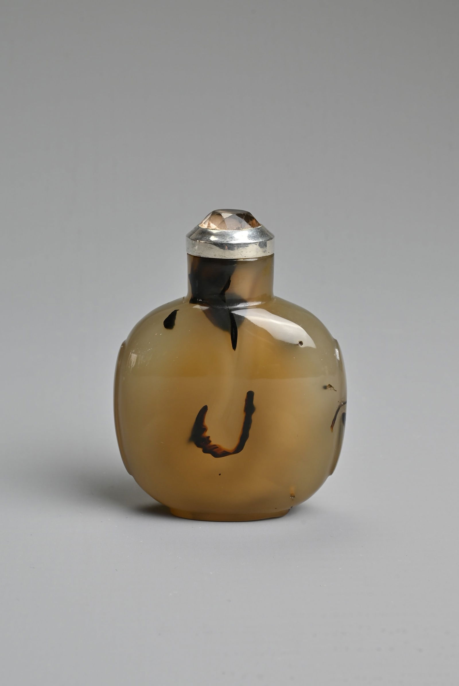 A CHINESE AGATE SNUFF BOTTLE, 19/20TH CENTURY. Flattened body with rectangular handles in relief. (1 of 8)