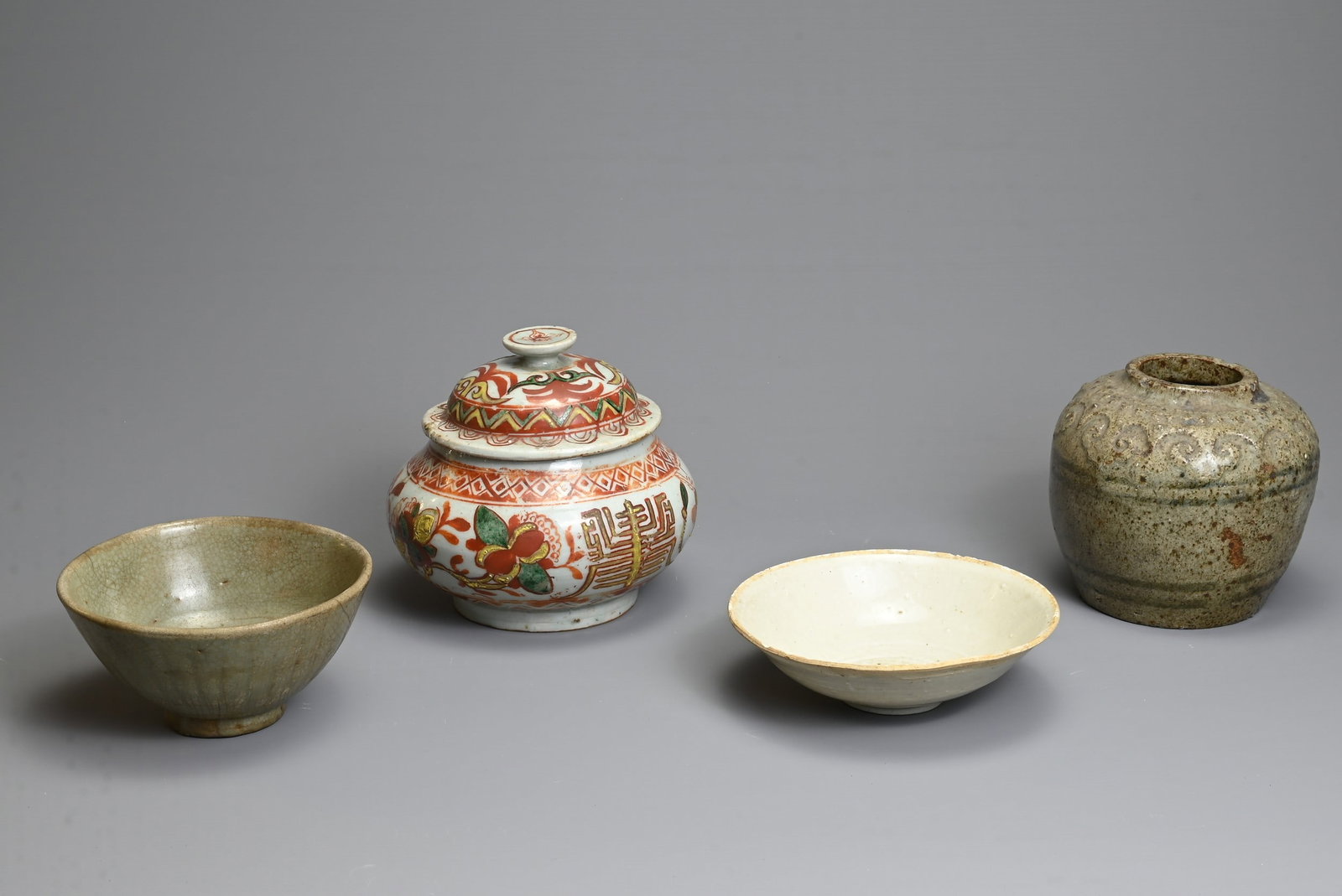 A GROUP OF CHINESE CERAMIC ITEMS. To include a Zhangzhou Swatow type pot and cover, decorated with (1 of 4)