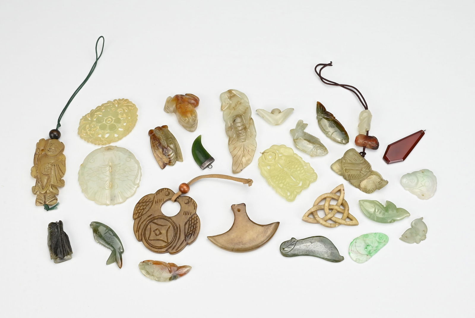 A QUANTITY OF CHINESE AND OTHER JADES AND AGATE CARVINGS AND PENDANTS, 19/20TH CENTURY. OF various (1 of 4)