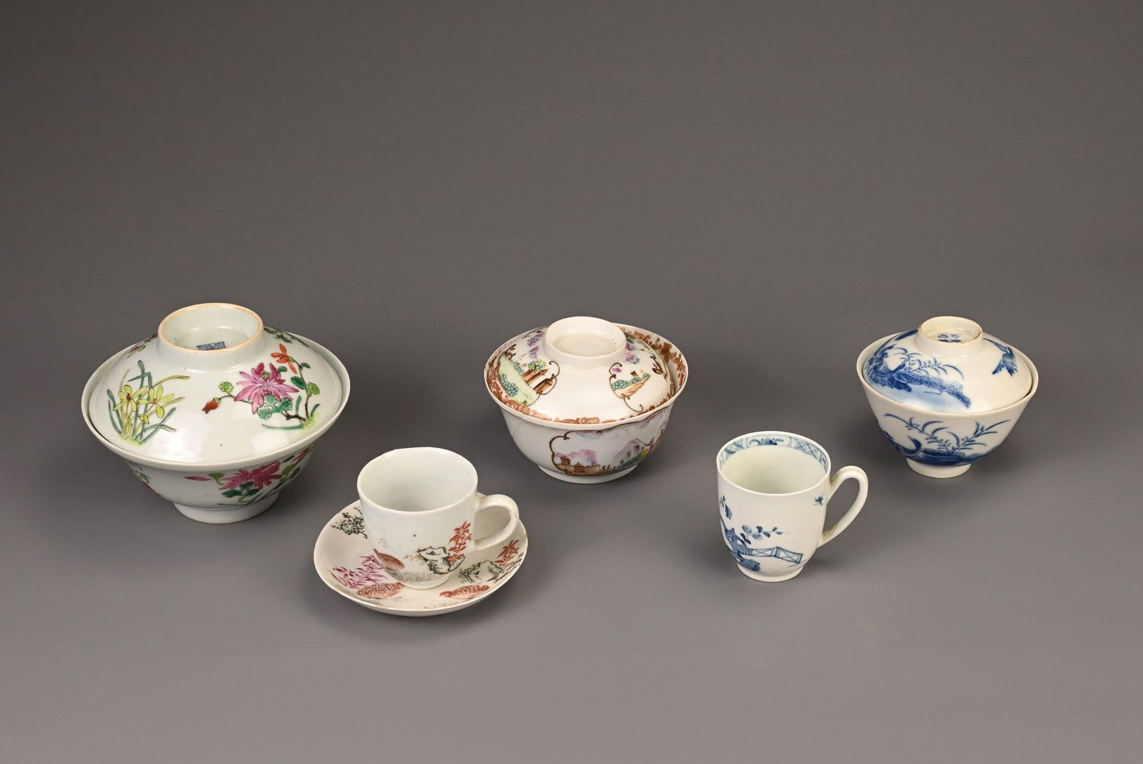 A GROUP OF CHINESE PORCELAIN ITEMS, 18/19TH CENTURY. To include a blue and white tea bowl and cover (1 of 6)