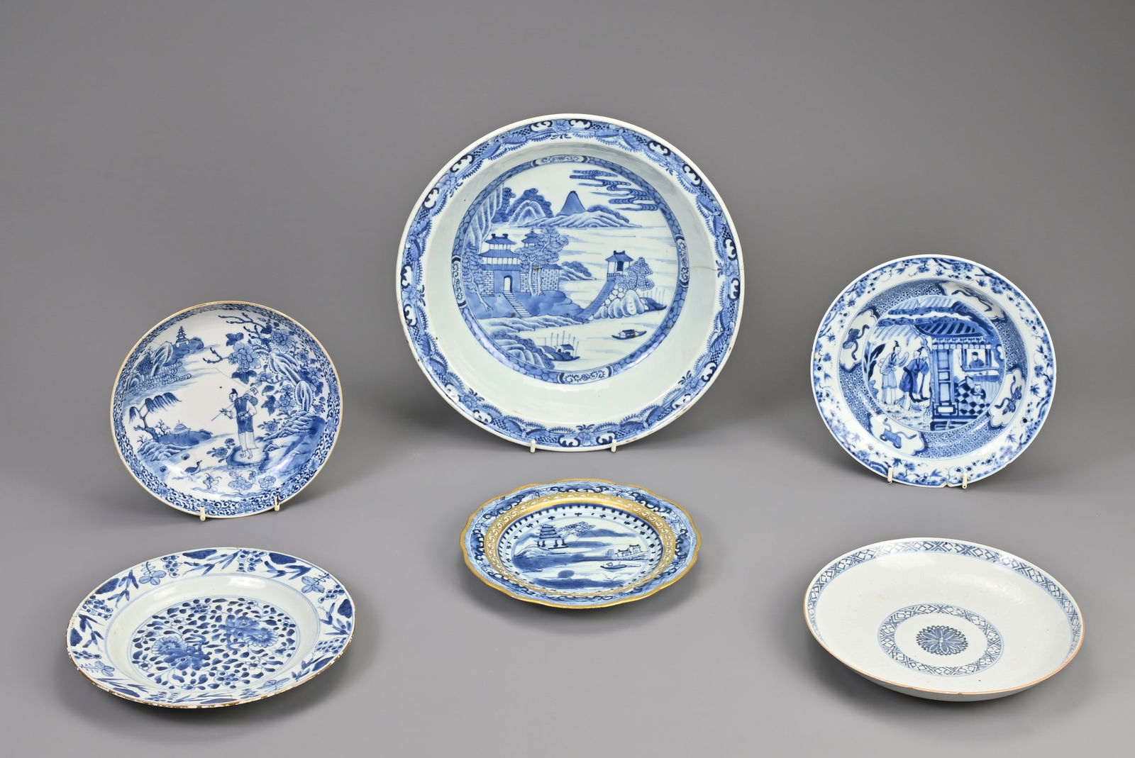 A GROUP OF CHINESE BLUE AND WHITE PORCELAIN DISHES, 18TH CENTURY. To include a large deep dish (1 of 3)