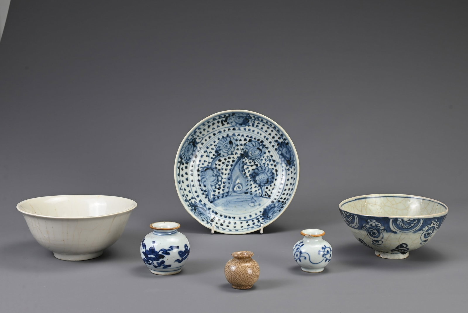 A GROUP OF CHINSE PORCELAIN ITEMS, MING DYNASTY to 18TH CENTURY. To include a monochrome white (1 of 6)