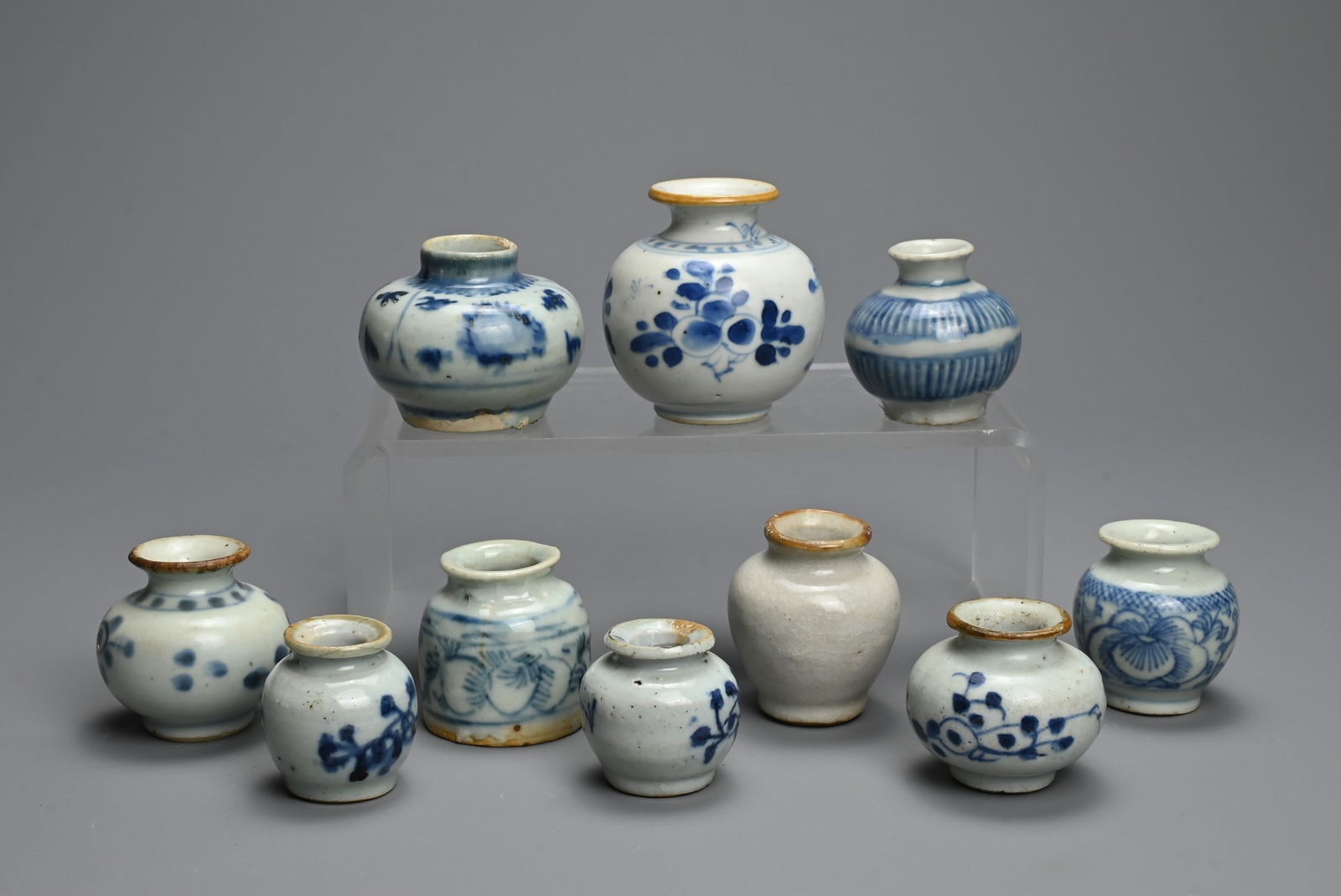 A GROUP OF CHINESE BLUE AND WHITE PORCELAIN JARS, MING / QING DYNASTY. Decorated with floral (1 of 5)