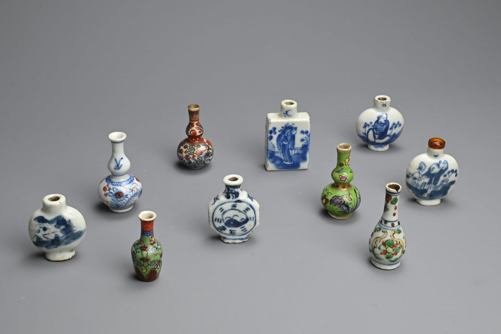 A GROUP OF CHINESE PORCELAIN SNUFF BOTTLES AND MINIATURE PORCELAIN VASES, 18/19TH CENTURY. To (1 of 5)