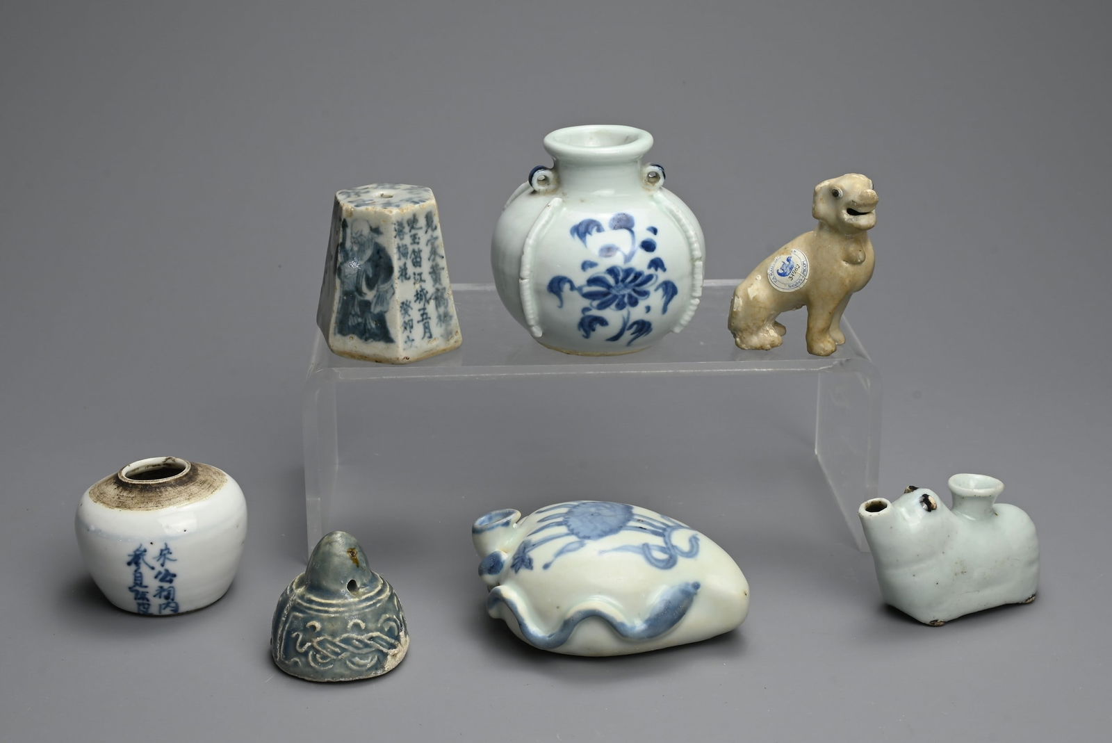 A GROUP OF CHINESE PORCELAIN ITEMS, MING DYNASTY AND LATER. To include a blue and white porcelain (1 of 6)