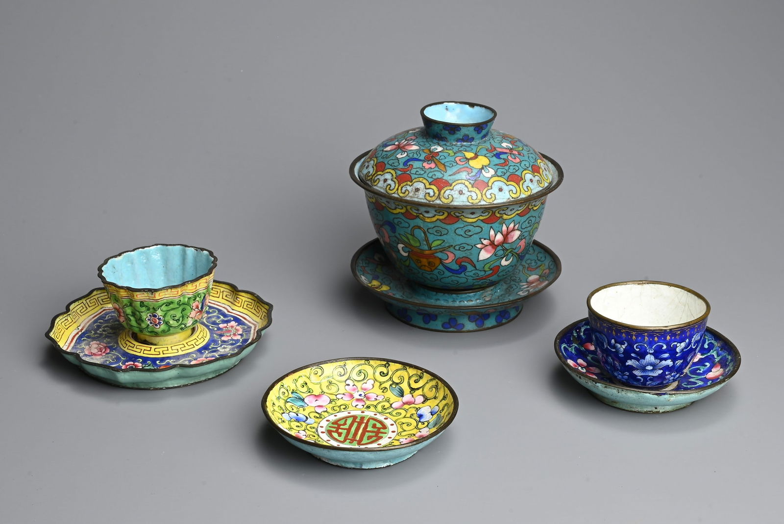 A GROUP OF CHINESE CLOISONNE ENAMEL CUPS, COVERS AND STANDS, LATE 19TH-EARLY 20TH CENTURY. (1 of 6)