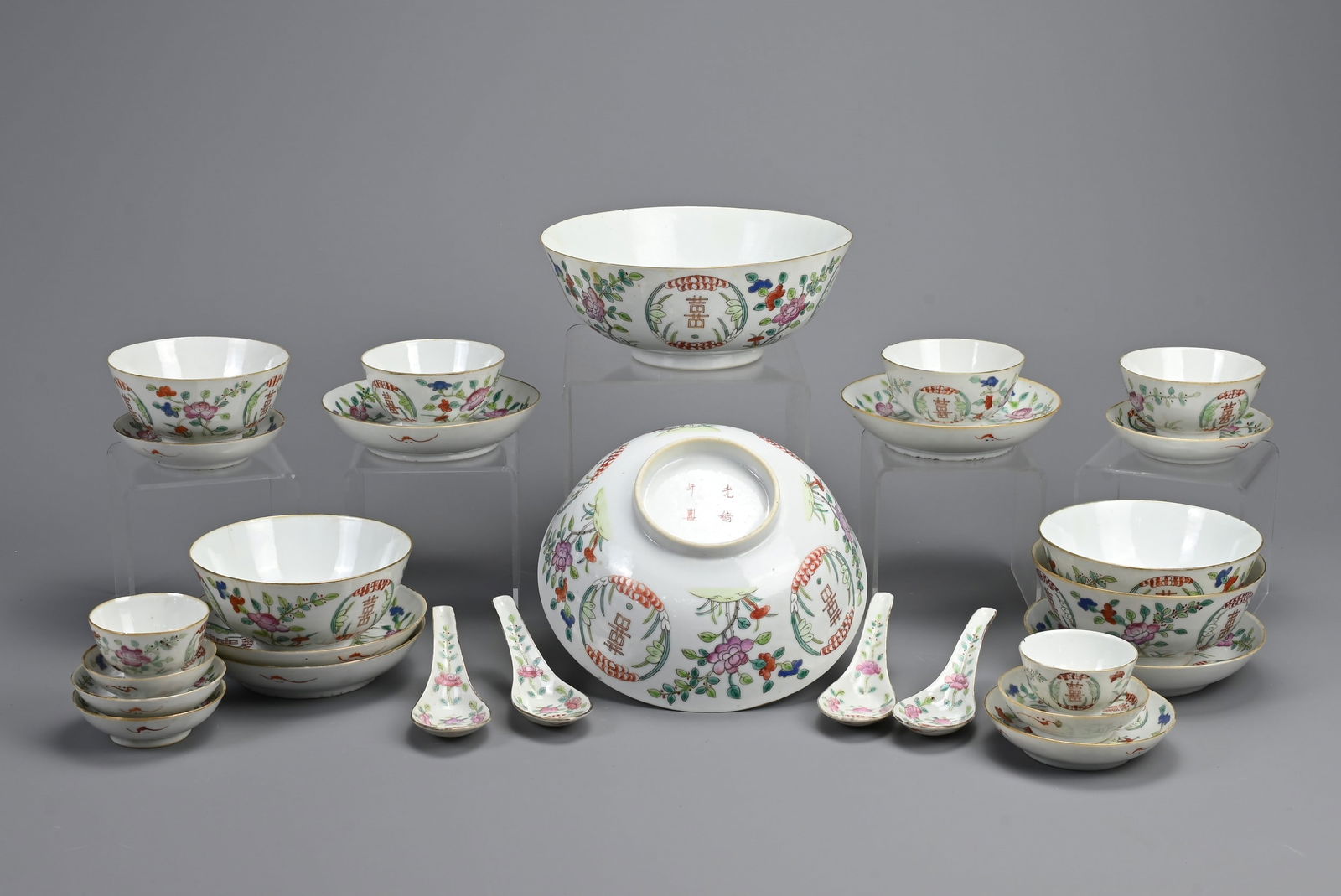A GROUP OF CHINESE FAMILLE ROSE PORCELAIN ITEMS, 19/20TH CENTURY. Twenty seven in total to include (1 of 5)