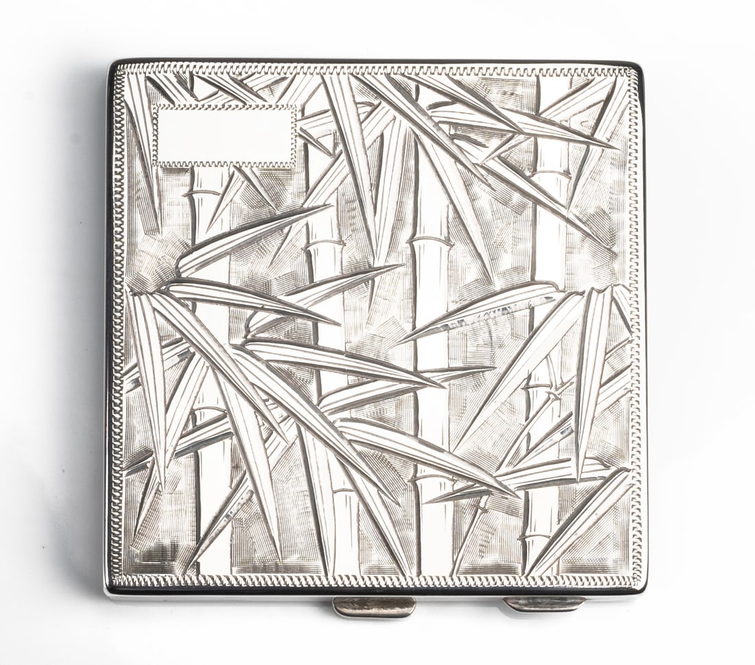 A JAPANESE STERLING 950 SILVER COMPACT CASE WITH MIRROR. Of square form with bamboo decoration.: A JAPANESE STERLING 950 SILVER COMPACT CASE WITH MIRROR. Of square form with bamboo decoration. Stamped 950. 166.3 grams. Good condition.