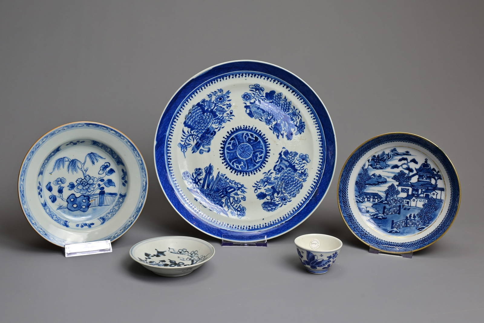 A GROUP OF CHINESE BLUE AND WHITE PORCELAIN ITEMS, 18/19TH CENTURY. To include a Fitzhugh pattern