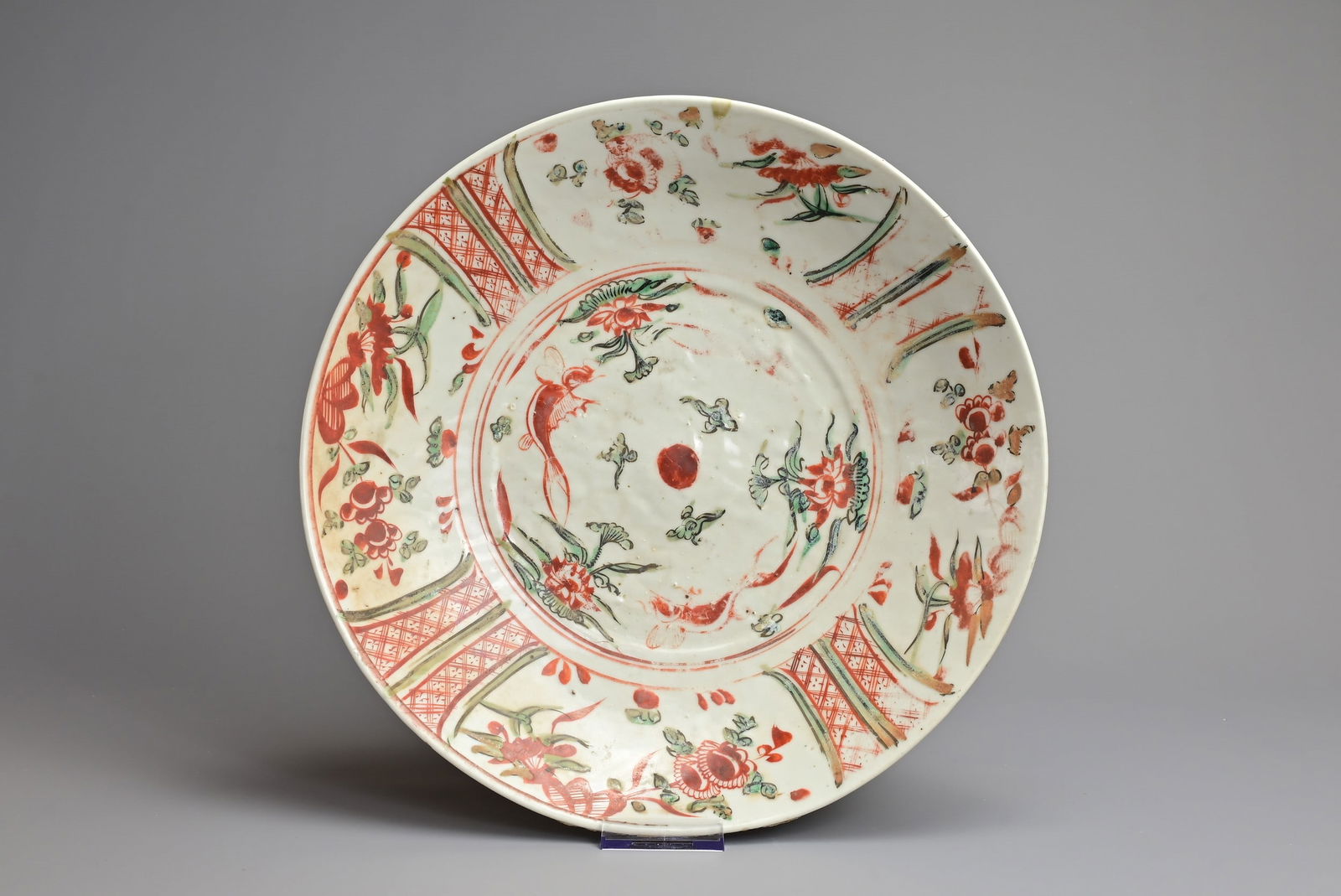 A LARGE CHINESE SWATOW WARE PORCELAIN DISH, 17TH CENTURY, LATE MING DYNASTY. Decorated in red, green (1 of 7)