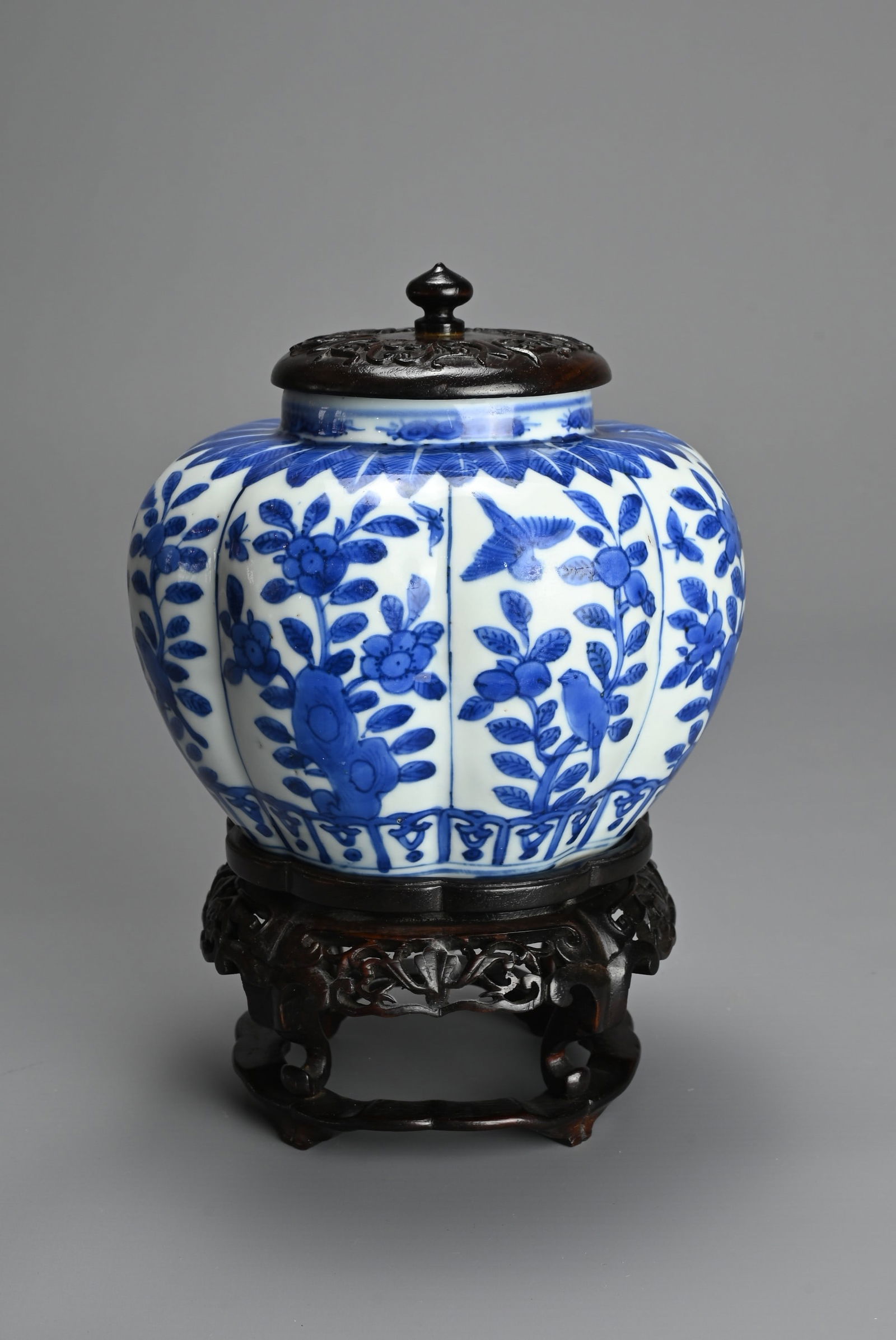 A RARE CHINESE OCTAGONAL LOBED BLUE AND WHITE PORCELAIN JAR, LATE MING DYNASTY, WANLI MARK AND: A RARE CHINESE OCTAGONAL LOBED BLUE AND WHITE PORCELAIN JAR, LATE MING DYNASTY, WANLI MARK AND PERIOD (1573-1619). Of melon form decorated with panels of birds, flowers and rockwork between bands of l