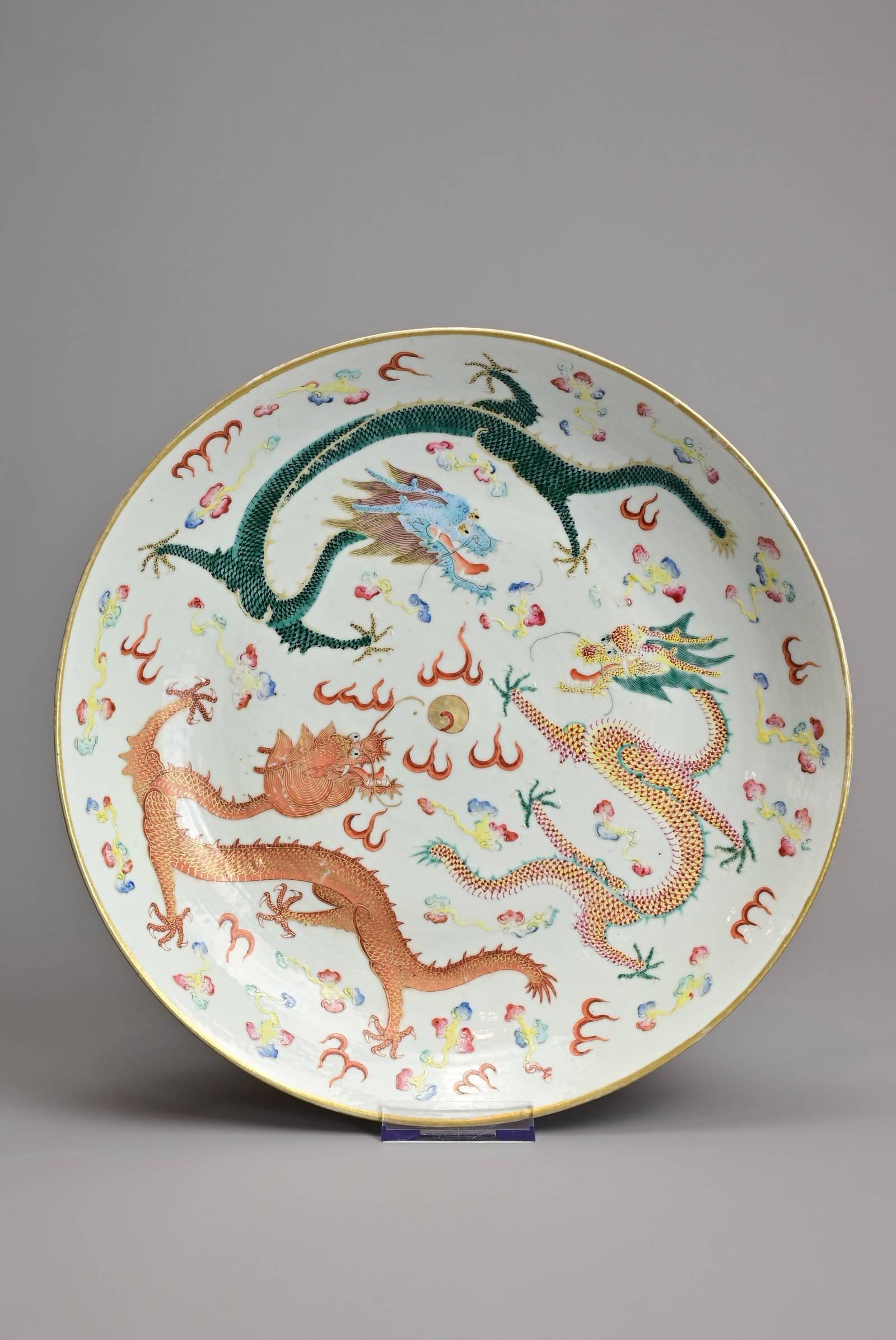 A CHINESE FAMILLE ROSE PORCELAIN DRAGON DISH, GUANGXU MARK AND PERIOD (1875-1908). Decorated with