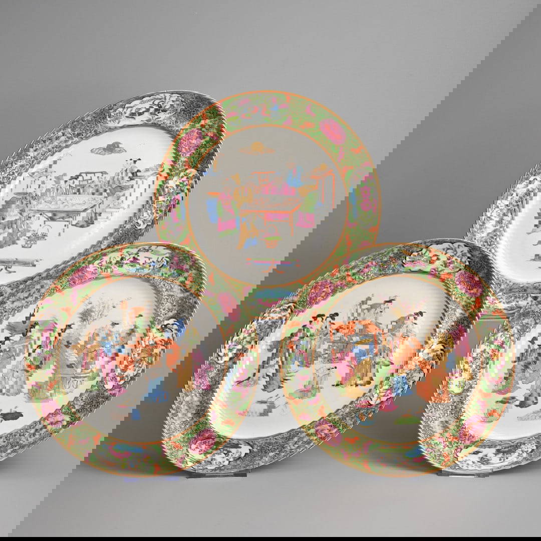 A SET OF THREE CHINESE CANTON FAMILLE ROSE PORCELAIN DISHES, 19TH CENTURY.