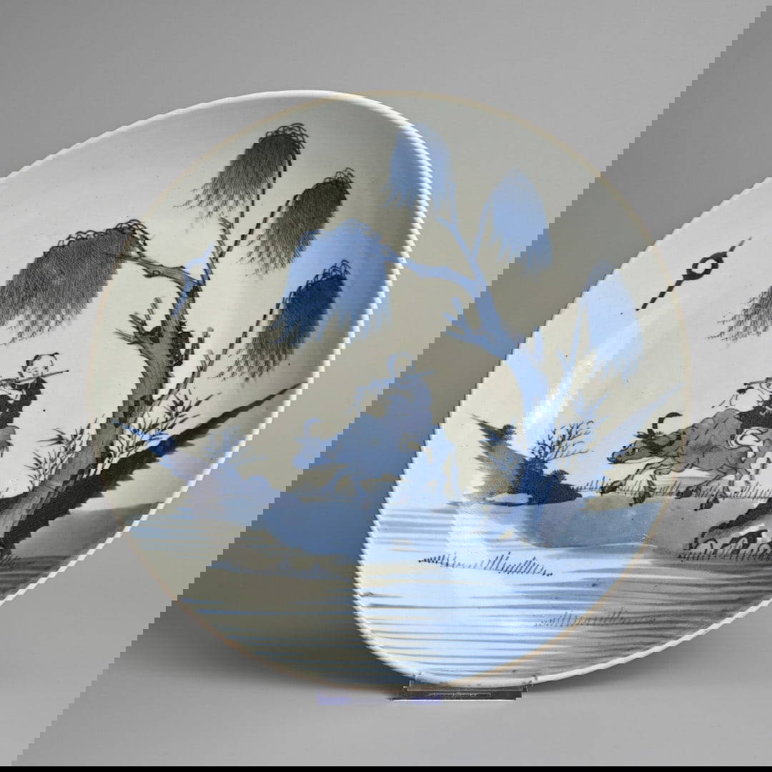 A CHINESE BLUE AND WHITE PORCELAIN DISH, EARLY 18TH CENTURY.
