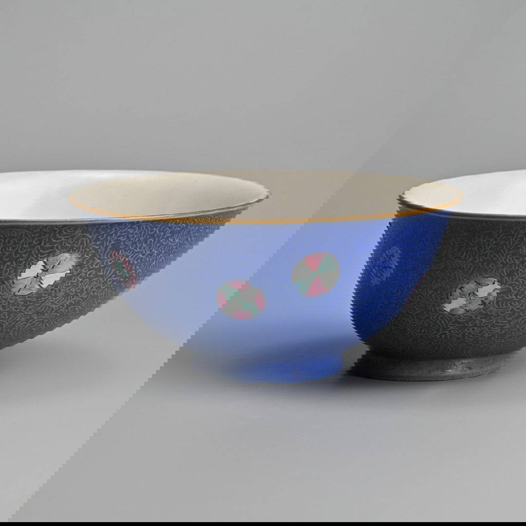 A CHINESE FAMILLE ROSE BLUE-GROUND SGRAFFITO PORCELAIN BOWL, EARLY 19TH CENTURY.