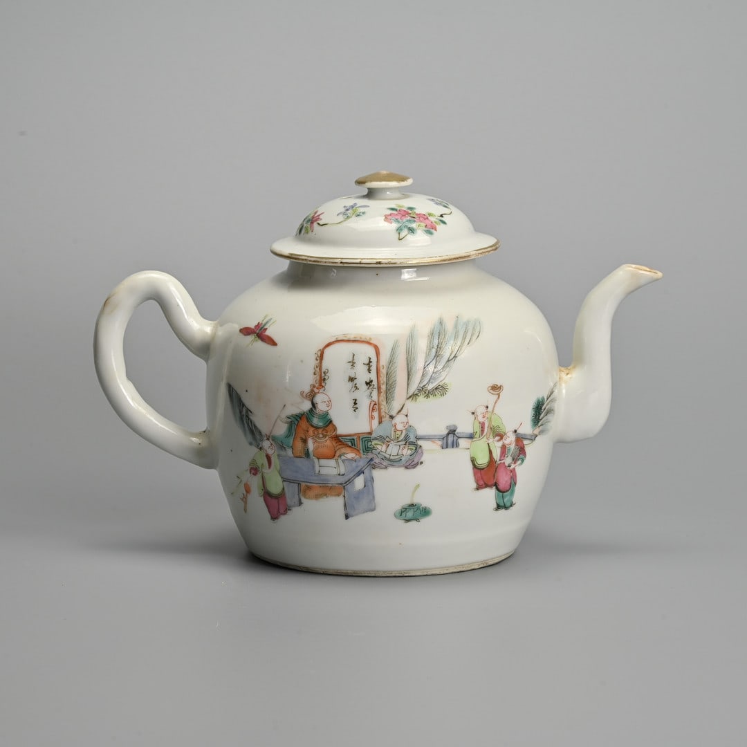 A CHINESE FAMILLE ROSE PORCELAIN TEAPOT, DAOGUANG PERIOD (1821-1850).