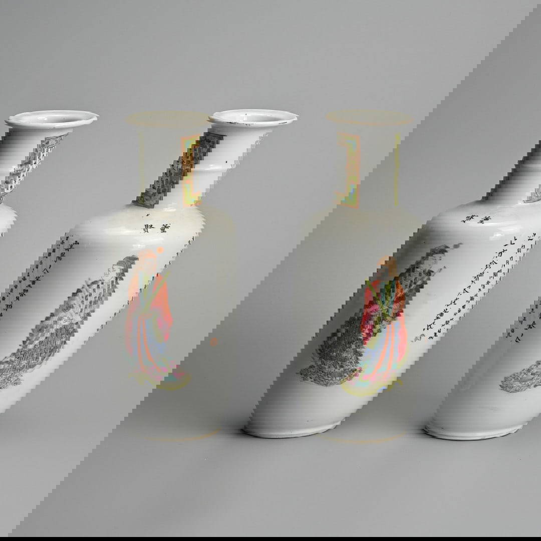 A PAIR OF CHINESE FAMILLE ROSE ENAMELLED WU SHUANG PU PORCELAIN VASES, LATE QING / REPUBLIC PERIOD.