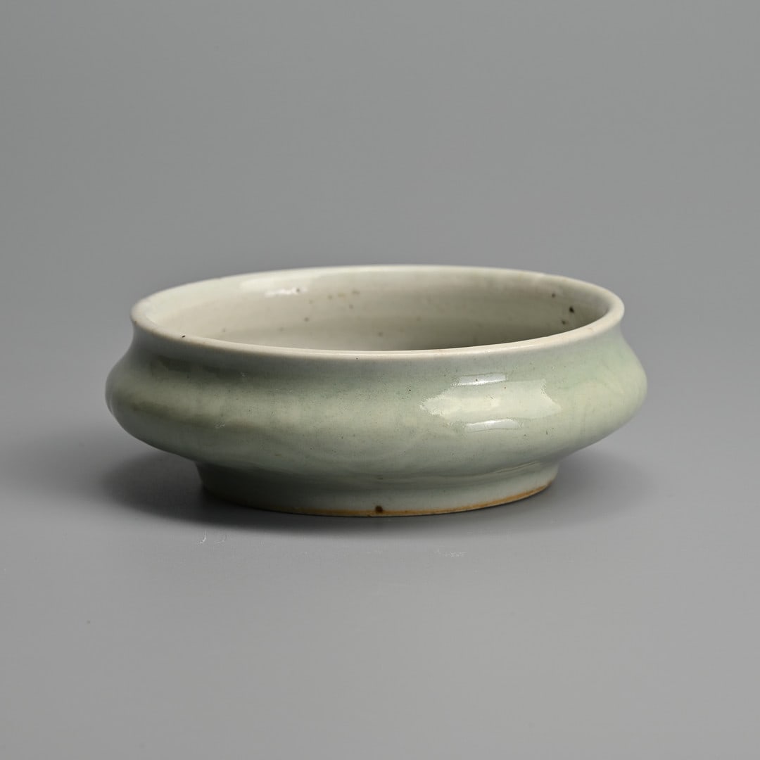 A CHINESE PALE CELADON GLAZED PORCELAIN BRUSH WASHER, LATE QING DYNASTY.