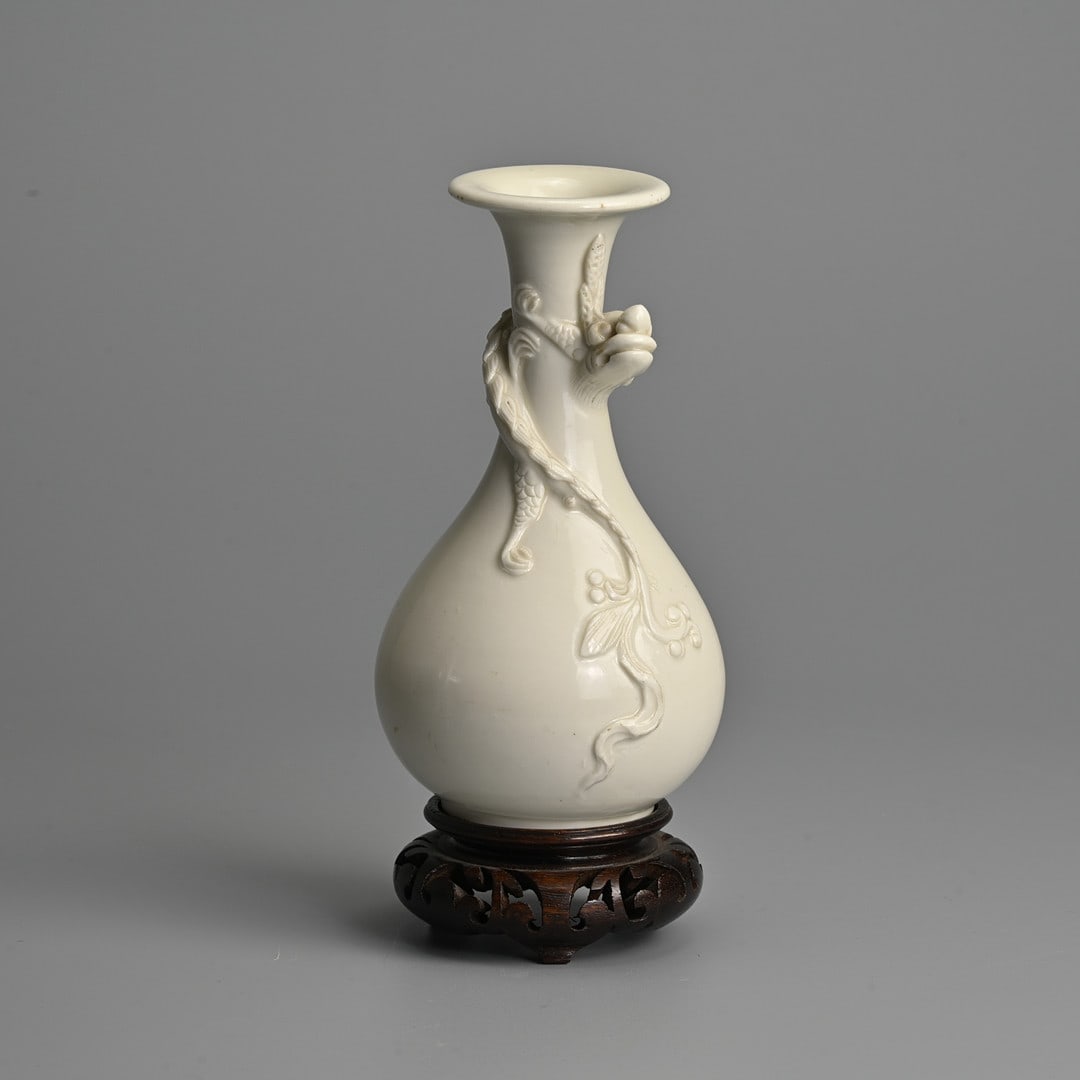 A FINE CHINESE DEHUA BLANC DE CHINE PORCELAIN VASE, 17/18TH CENTURY.
