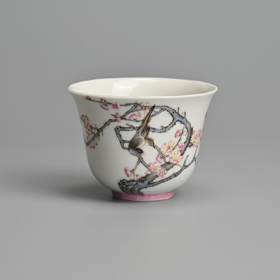 A FINE CHINESE FAMILLE ROSE PORCELAIN WINE CUP, QING SHEN XUAN MARK, LATE QING DYNASTY.