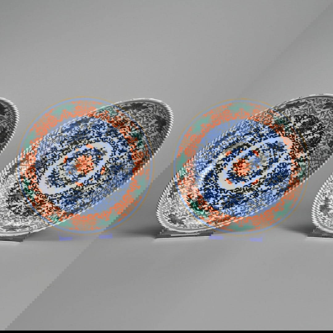 A PAIR OF CHINESE UNDERGLAZE BLUE, IRON-RED AND GREEN ENAMELLED PORCELAIN DISHES. 19TH CENTURY.