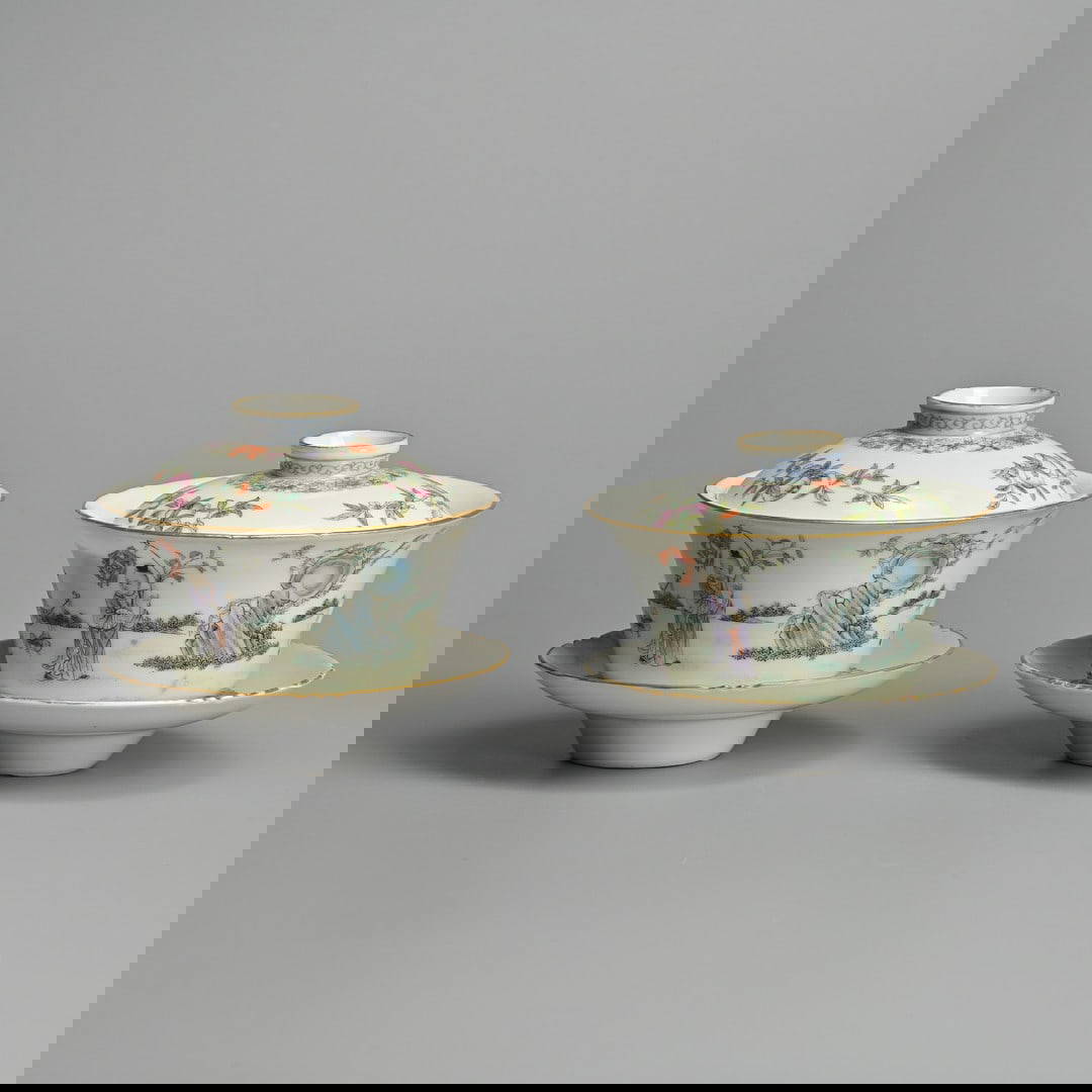 A PAIR OF CHINESE FAMILLE ROSE PORCELAIN TEA CUPS AND COVERS ON STANDS, LIN ZHI CHENG XIANG MARKS,