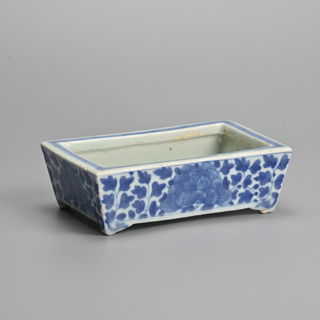 A CHINESE PORCELAIN BLUE AND WHITE RECTANGULAR JARDINIERE STAND, QING DYNASTY.