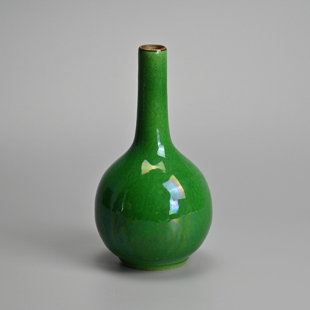 A CHINESE CRACKLED GREEN-GLAZED PORCELAIN BOTTLE VASE, LATE QING DYNASTY.