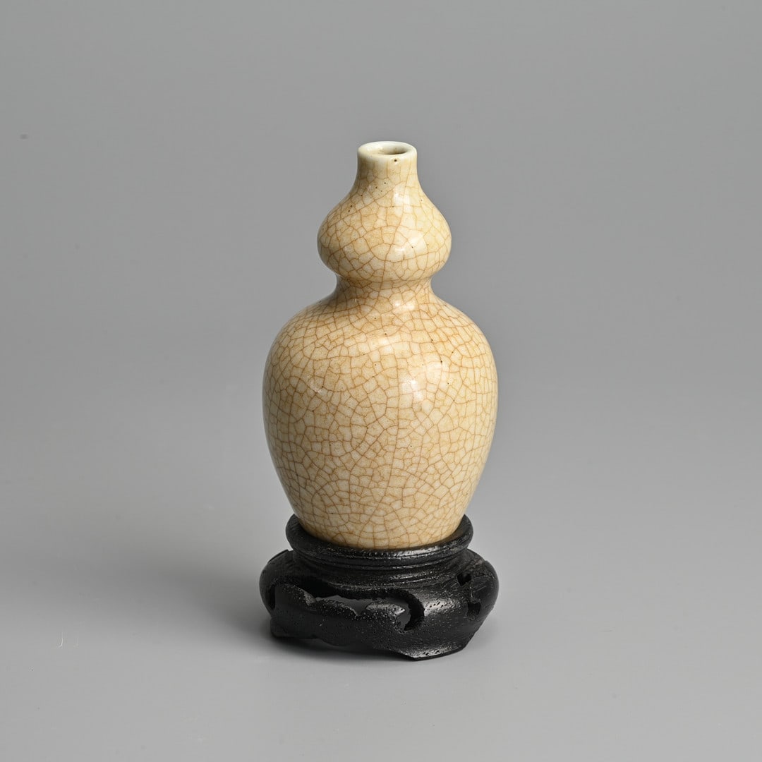 A CHINESE MINIATURE CRACKLE WARE PORCELAIN DOUBLE GOURD VASE, QING DYNASTY.