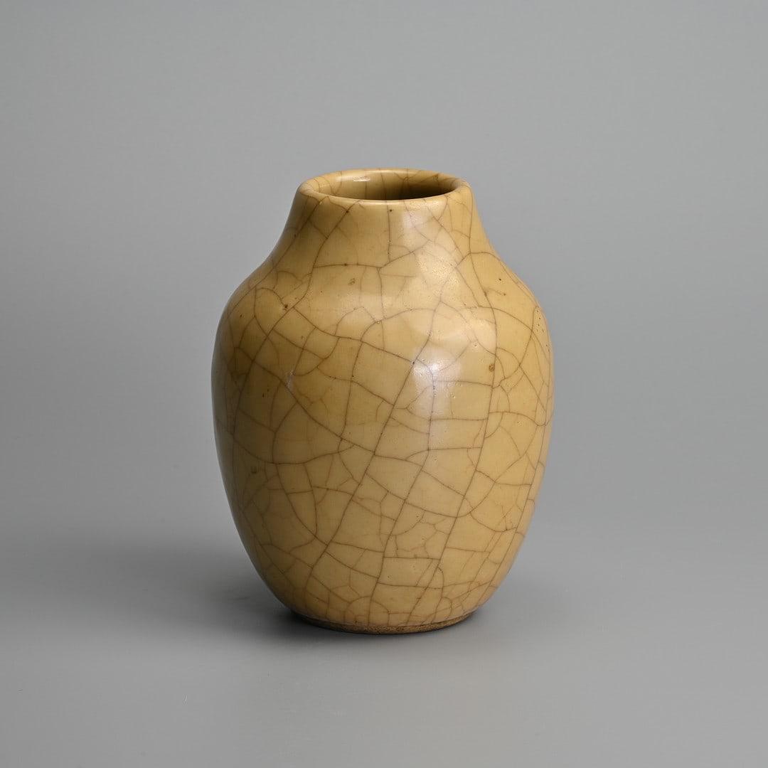 A CHINESE CRACKLE WARE PORCELAIN VASE, QING DYNASTY.