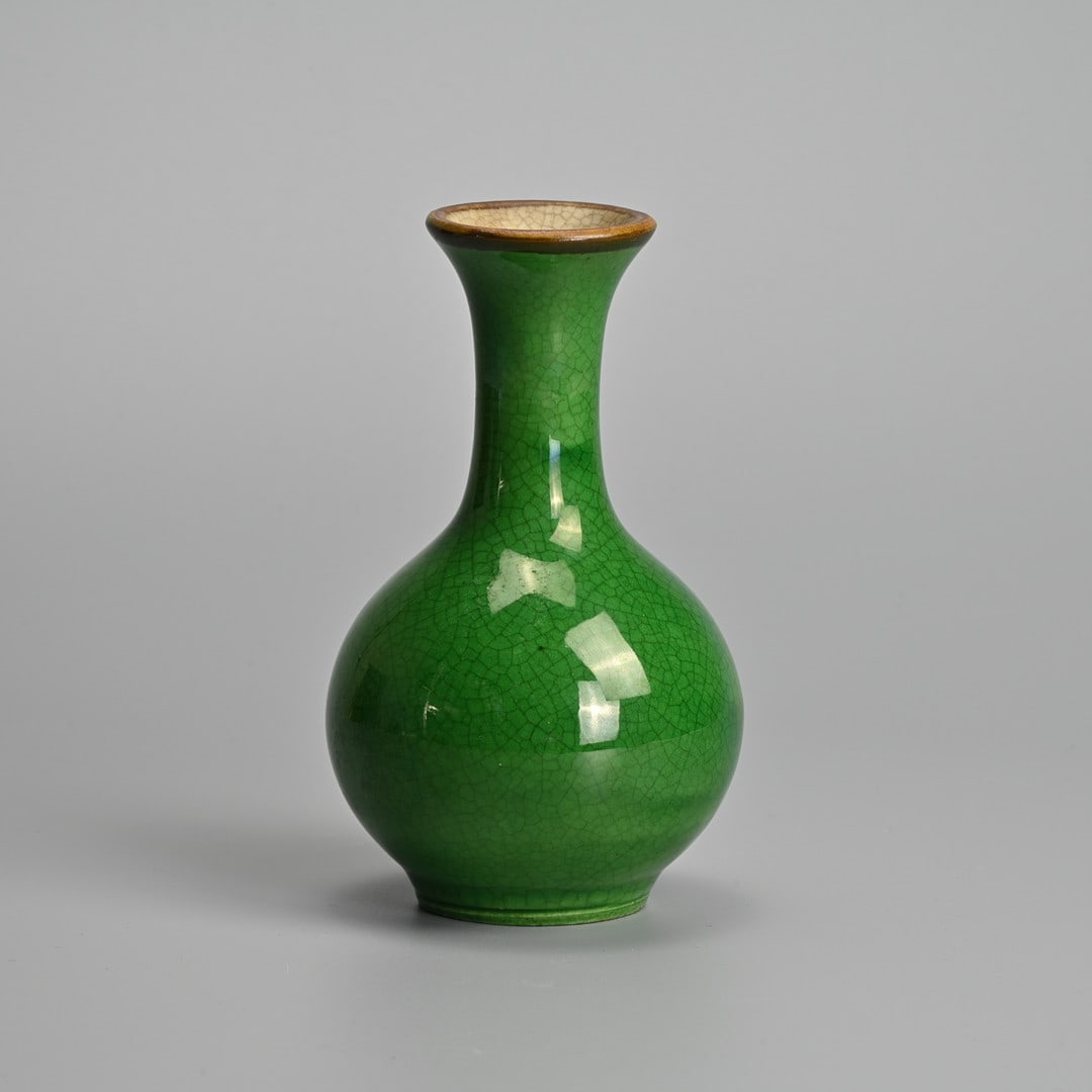 A CHINESE CRACKLED GREEN-GLAZED PORCELAIN VASE, LATE QING DYNASTY.