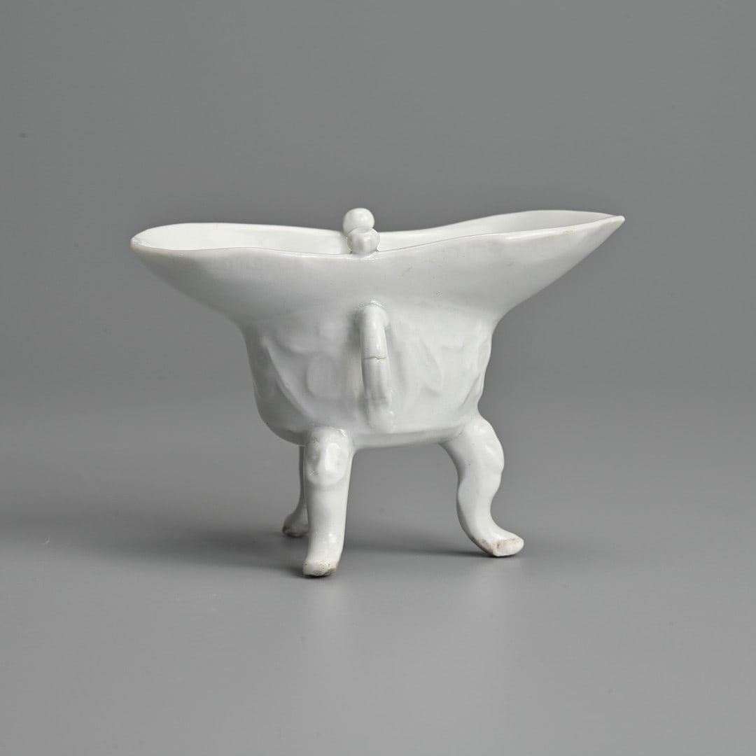 A CHINESE BLANC DE CHINE PORCELAIN TRIPOD JUE, 17/18TH CENTURY.