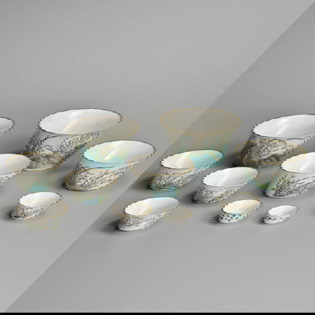 A SET OF TEN CHINESE FAMILLE VERTE GRADUATED PORCELAIN WINE CUPS, GUANGXU MARK AND PERIOD