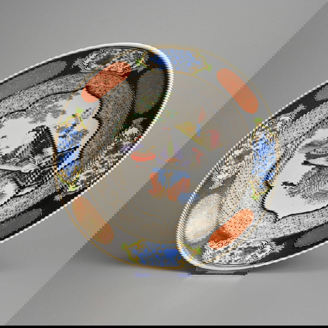 A CHINESE FAMILLE ROSE PORCELAIN DISH, 18TH CENTURY.